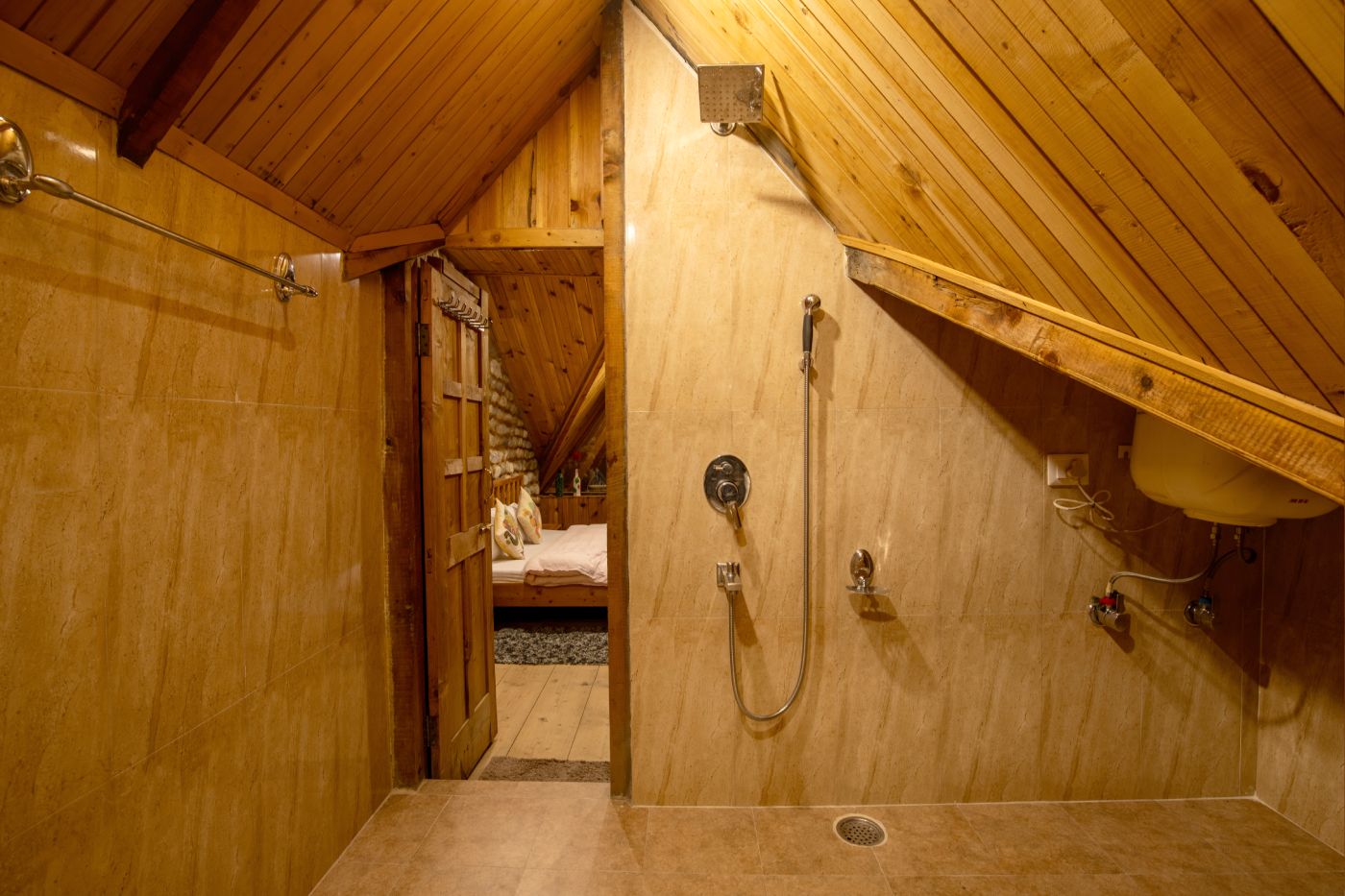 images/room/family-suite-with-balcony12.jpg